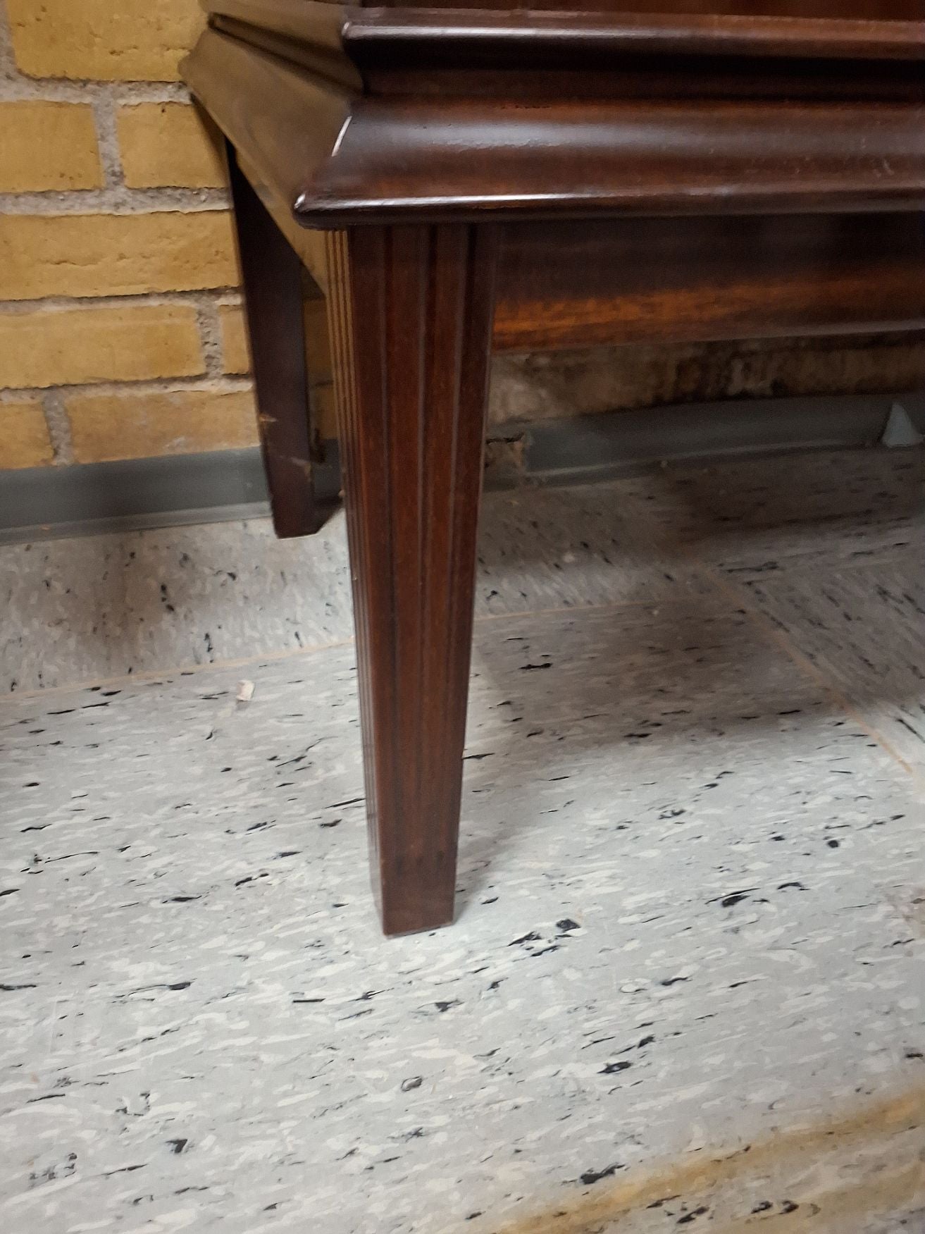 Mørk Vitrineskab med skuffer